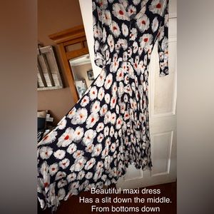 💰HUGE SALE💰 Maxi Dress.Quarter sleeves. Slit up the middle. Very light & Flowy